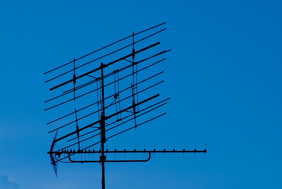 Antenne TNT : Faut-il choisir une antenne interne ou une antenne externe ?